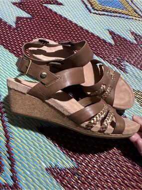 Ugg brown and gold leather open toe wedge sandal Size 6.5